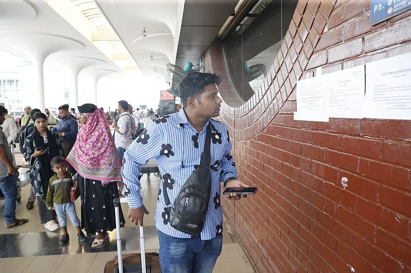 বিমানবন্দরে আসা এক যাত্রী 
