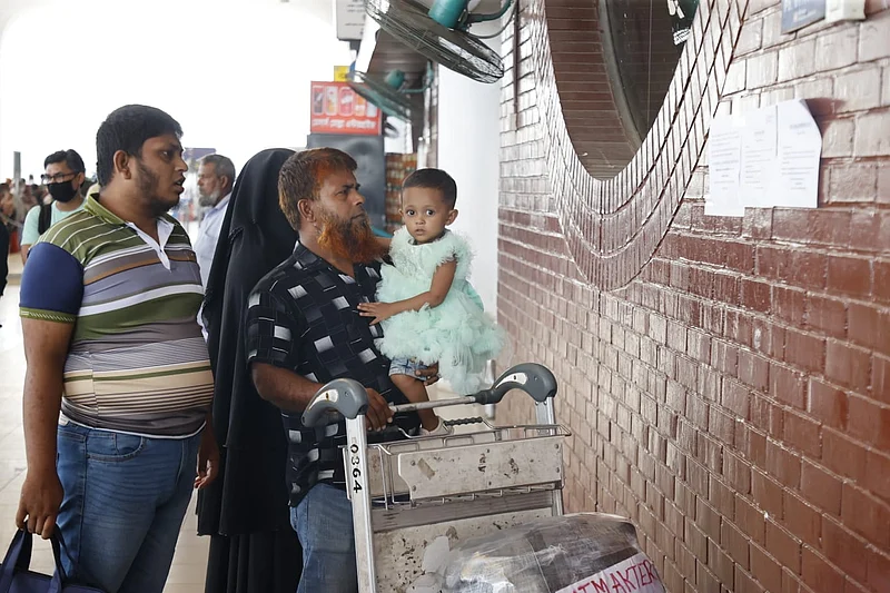 পরিবার নিয়ে আসা এক যাত্রী বিড়ম্বনায় 