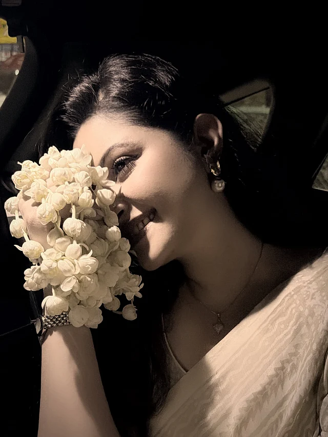আলো-আঁধারিতে পরীর হাতে বেলি ফুলের মালা 