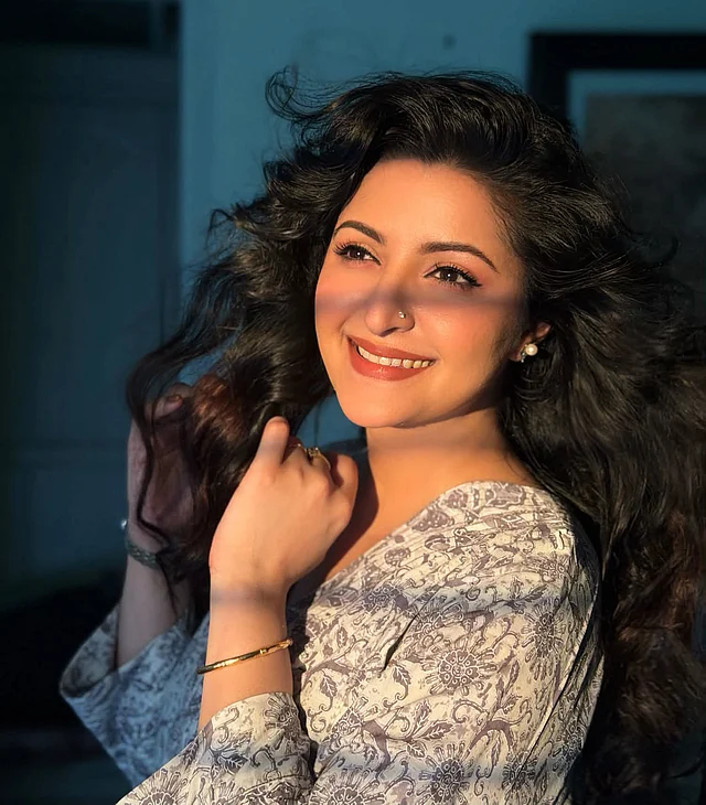 ধূসর প্রিন্টের আরাম আরাম সাদা ড্রেসে খোলা চুলে রিল্যাক্সড লাগছে পরীমনিকে। নাকফুল ঝিকিমি্কি করছে 