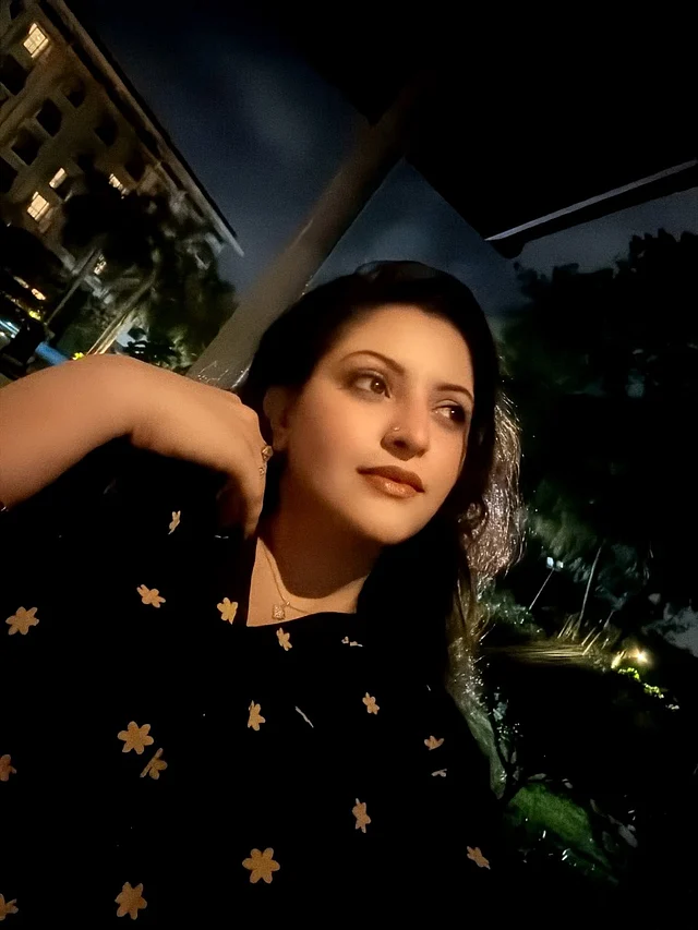 রাতের আকাশের নিচে আনমনা পরীমনি ফুলেল প্রিন্টের আরামদায়ক পোশাক পরেছেন তিনি। ঠোঁটে গ্লসি বাদামি লিপকালার 