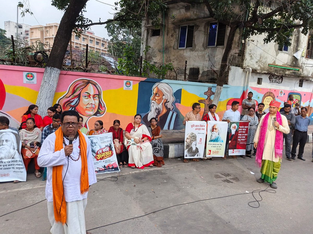 রবীন্দ্রনাথের প্রতিকৃতিতে কালি মাখানোর প্রতিবাদে উদীচীর সাংস্কৃতিক পরিবেশনা