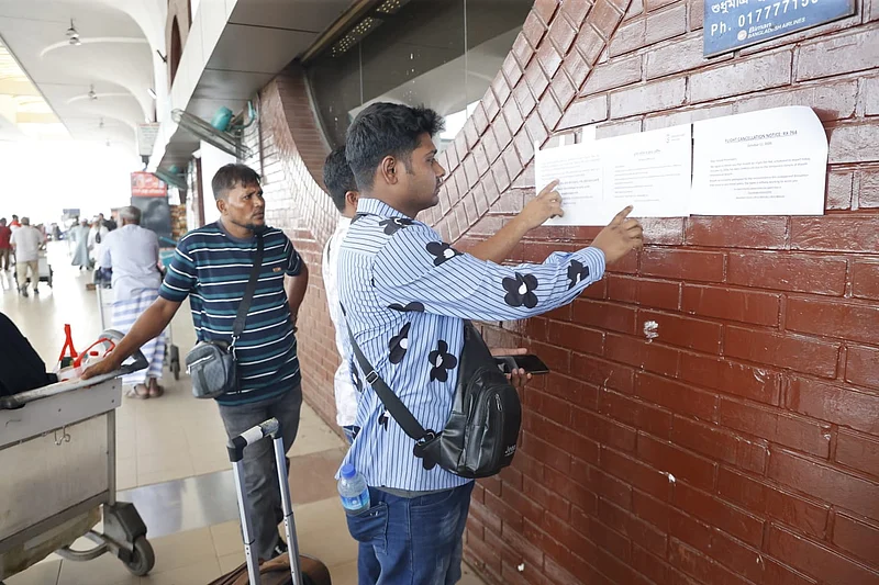 উড়োজাহাজ বাতিলের নোটিশ দেখছেন যাত্রী 