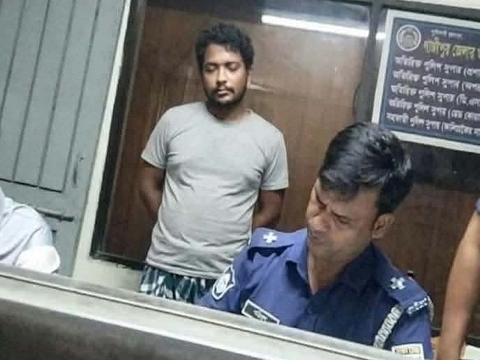 ৯৯৯–এ কল পেয়ে ঘটনাস্থলে পুলিশ, দেখল অন্তঃসত্ত্বা স্ত্রীর লাশের পাশে ধূমপান করছেন স্বামী
