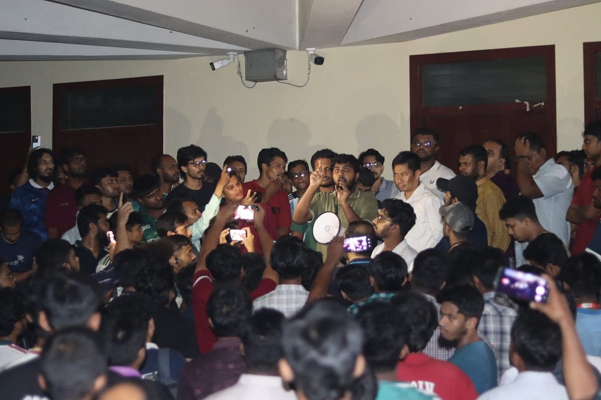 নিজ দপ্তরে ১২ ঘণ্টা ধরে অবরুদ্ধ চুয়েটের নতুন উপাচার্য, বিদ্যুৎ-সংযোগ বিচ্ছিন্ন