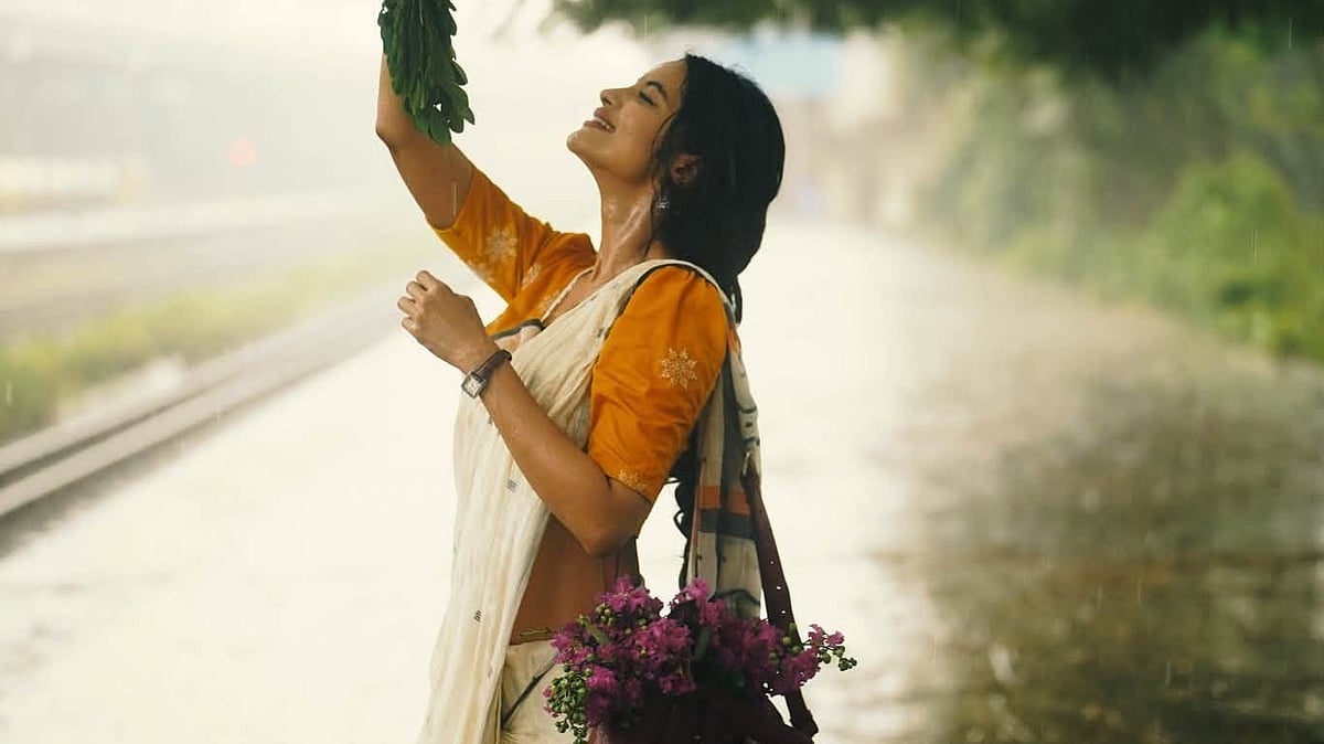 হঠাৎ বৃষ্টি আর সাদা শাড়িতে নাজিফা তুষির রঙিন মুহূর্ত, দেখুন ১০টি ছবি
