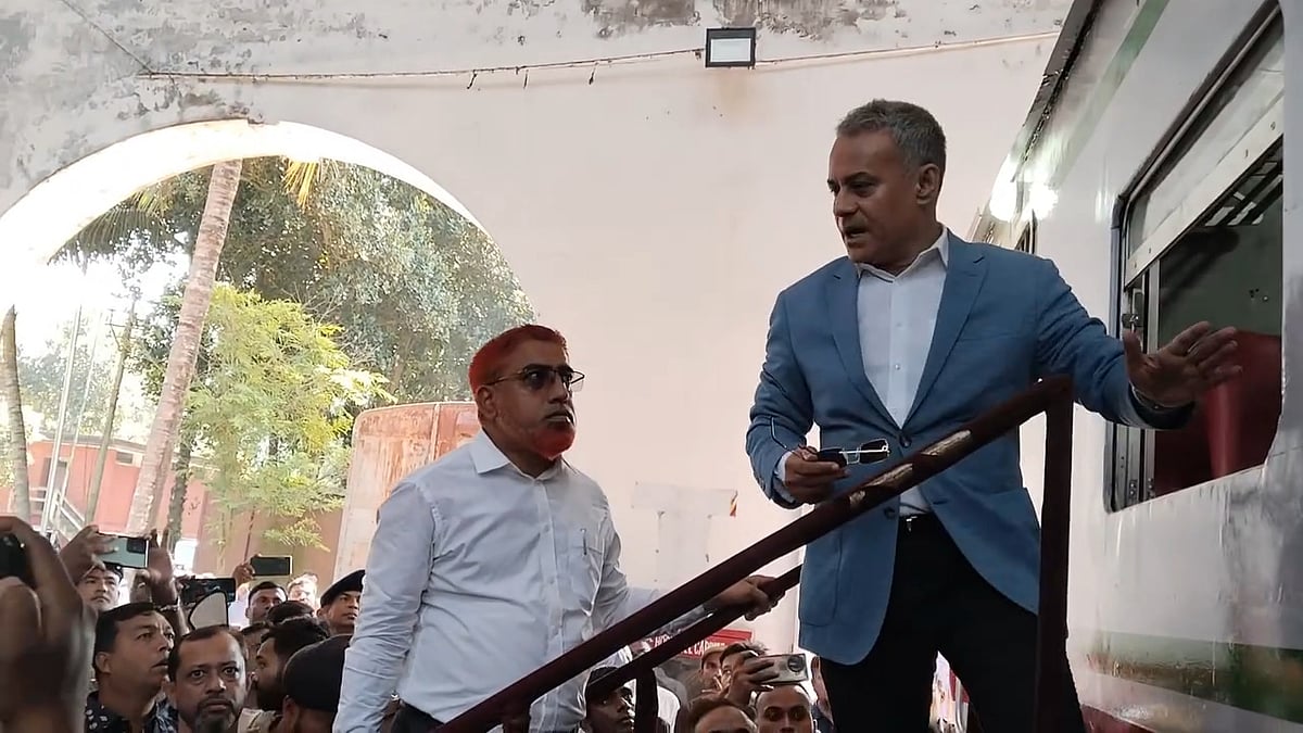 ট্রেনের কোচ সংস্কারে অবহেলা, মন্ত্রীর প্রশ্ন—‘নিজের বাড়ির জানালার কাজ হলে কি এভাবে করতেন