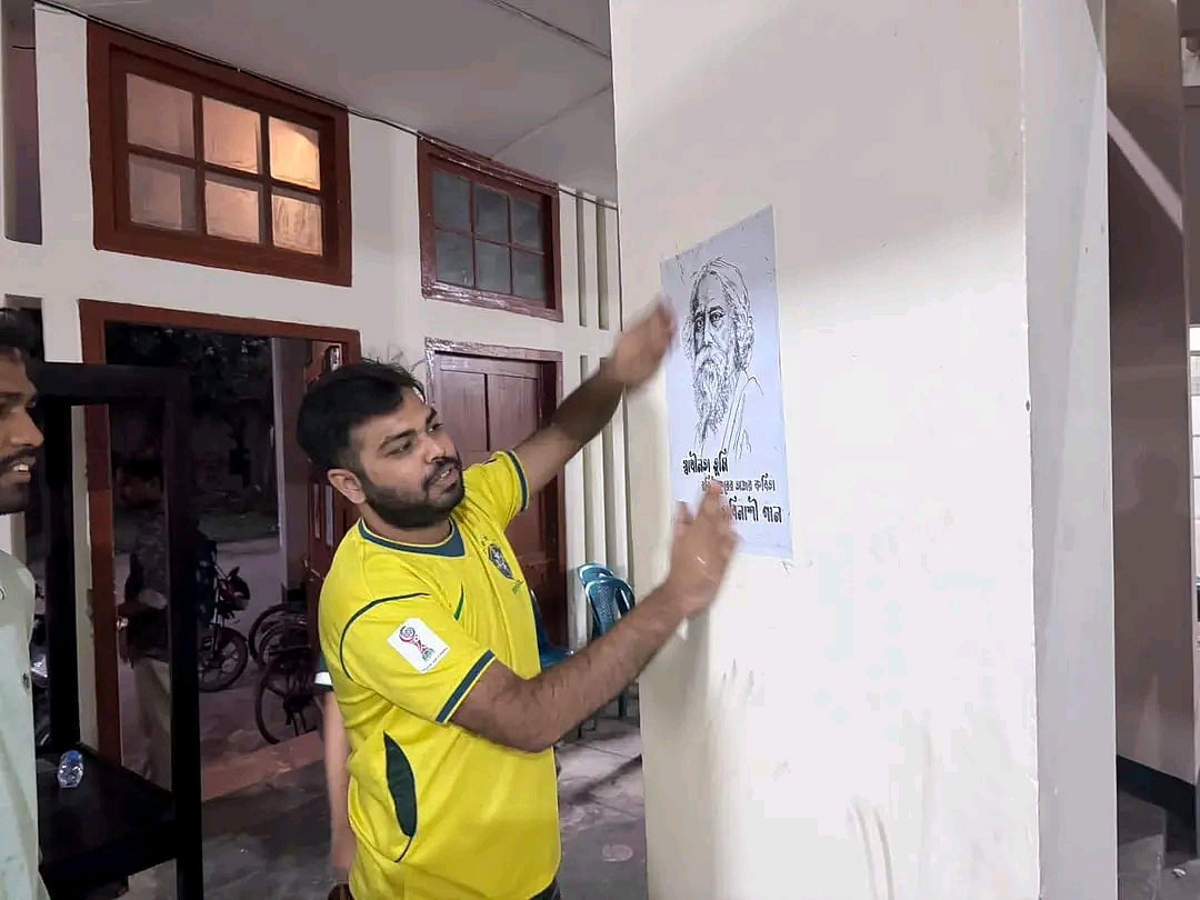 আম্মারের ফেসবুক পোস্টের প্রতিবাদে রাকসু ভবনে রবীন্দ্রনাথের পোস্টার সাঁটালেন ছাত্রদল নেতা