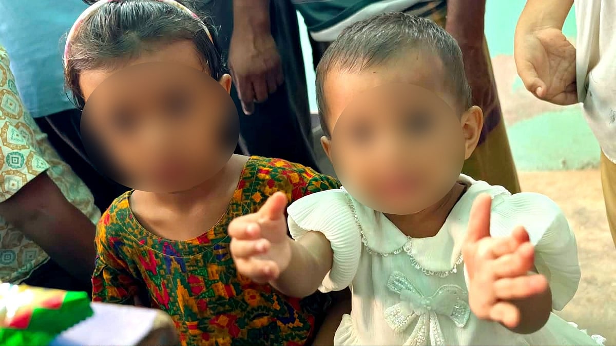 বাজারে দুই মেয়েকে রেখে যান মা, পরে স্বজনদের জানান যে সঙ্গে রাখতে চান না