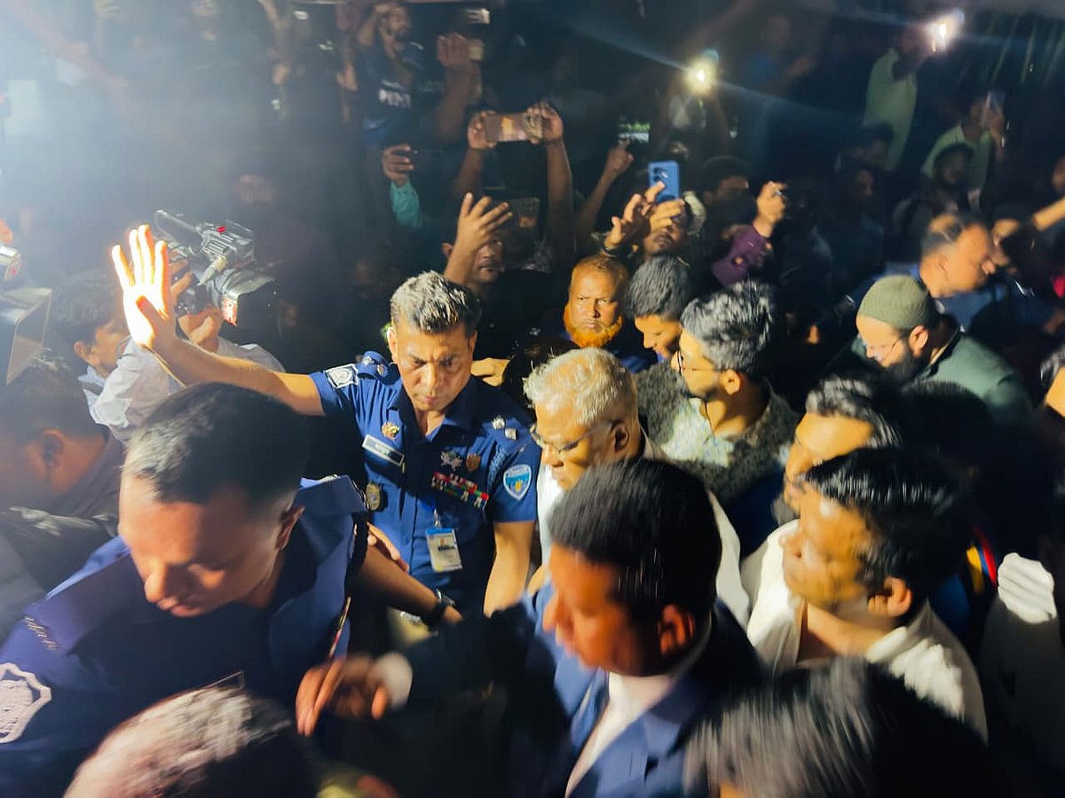 ৩০ ঘণ্টা পর অবরুদ্ধ ভবন থেকে চুয়েট উপাচার্যকে বের করে আনলেন ডিসি