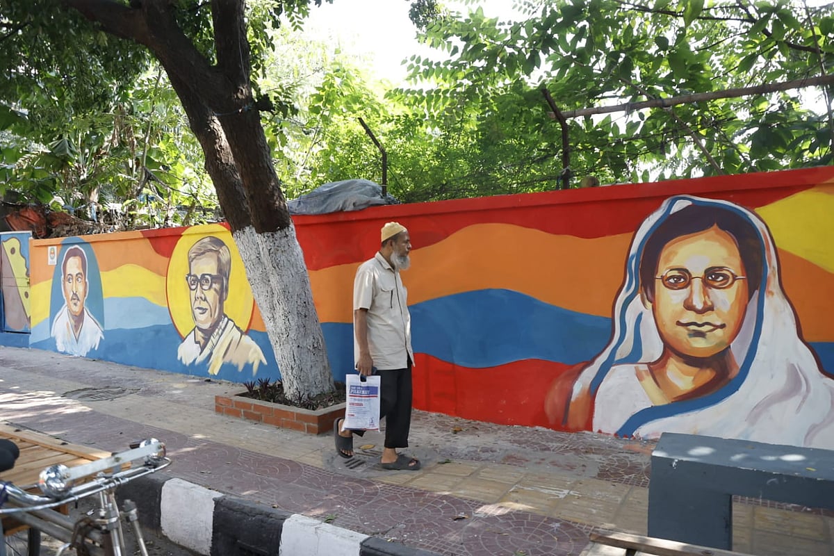 সেগুনবাগিচায় ফুটপাতের দেয়ালে যুক্ত হলো রোকেয়া, জসীমউদ্​দীন ও জীবনানন্দের প্রতিকৃতি
