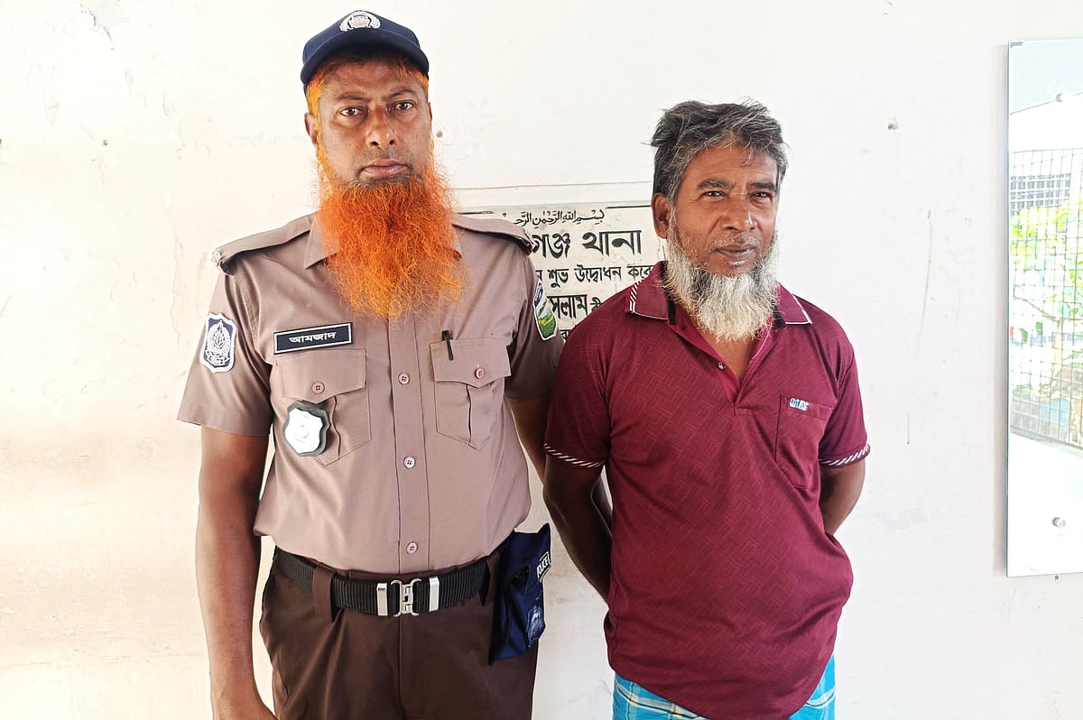 ৫০০ টাকার বাজিতে জীবন্ত শালিক খেয়ে গ্রেপ্তার