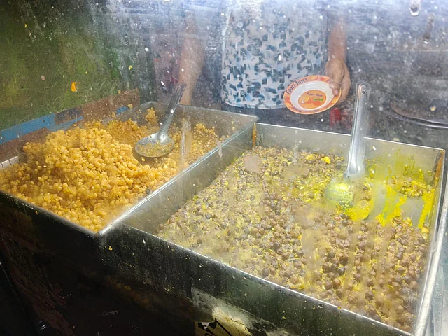  মিষ্টি বুন্দিয়া আর ঝাল ছোলার মিশ্রণ