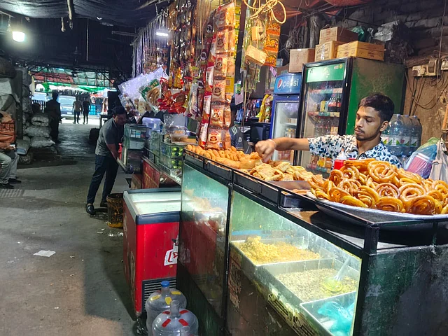 ছোলা-বুন্দিয়ার পাশাপাশি দোকানে সারাক্ষণ ভাজা হয় মচমচে গরম শিঙাড়া, সমুচা আর জিলাপি