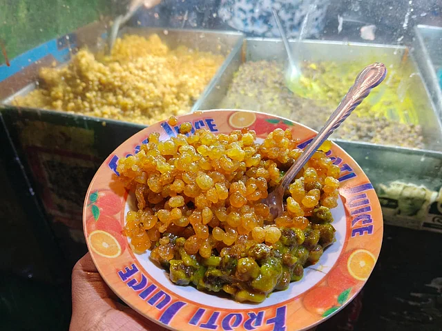 সকাল থেকেই পাওয়া যায় ছোলা-বুন্দিয়া
