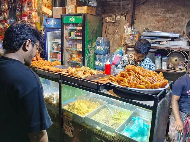 রমজানের ইফতারির স্বাদ এখানে পাওয়া যায় সারা বছর