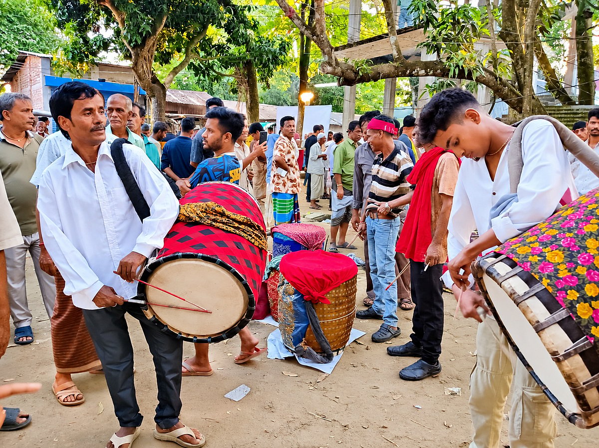 কটিয়াদীর ঐতিহ্যবাহী হাট, যেখানে বাদ্য শুনে বাছাই করা হয় পূজার ঢাকির দল