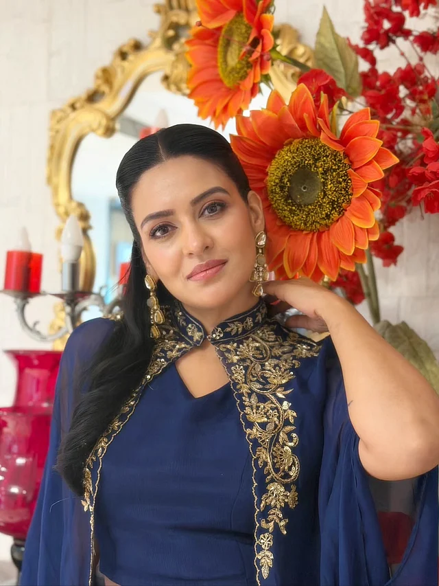 প্রিয়াঙ্কা সরকার আভিজাত্য ছড়ালেন সোনালি জরির জমকালো এমব্রয়ডারি কাজ করা এই নেভি ব্লুকেপ স্টাইল ইন্দো-ওয়েস্টার্ন পোশাকে।