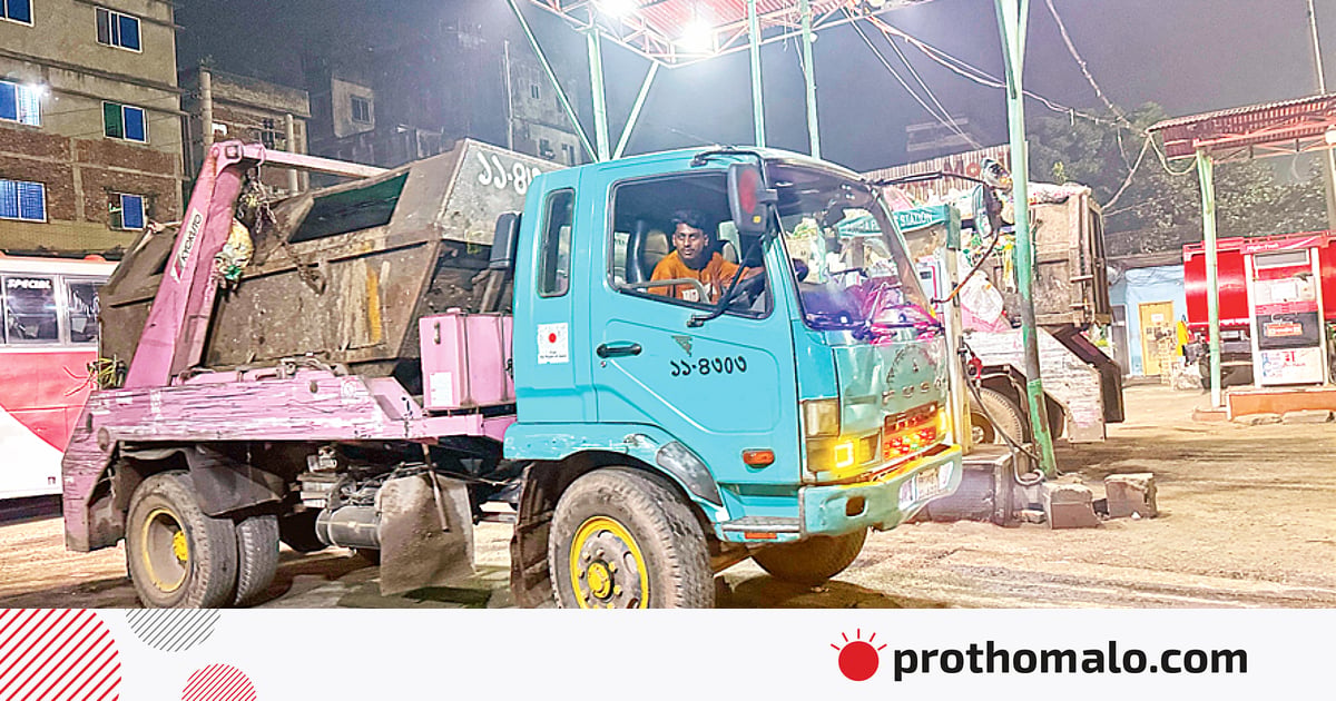 বেতন নেন চালক, ময়লার গাড়ি
চালান অন্যরা, প্রাণ যায় মানুষের বেতন নেন চালক, ময়লার গাড়ি
চালান অন্যরা, প্রাণ যায় মানুষের