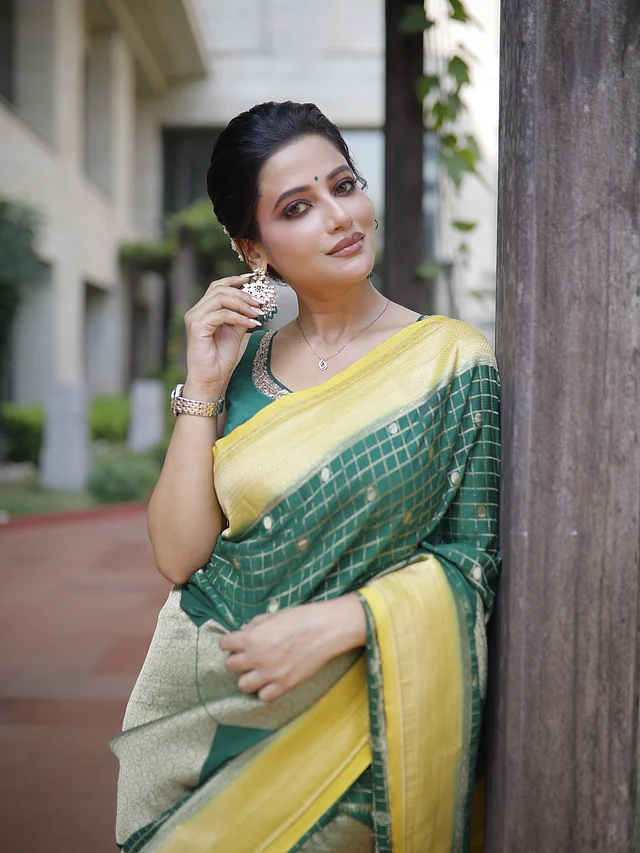 সবুজ সিল্কের শাড়ি পরেছেন অভিনেত্রী ঊশসী রায়। শাড়ির পাড়ে রয়েছে উজ্জ্বল হলুদ ও সোনালি জরির কারুকাজ। 