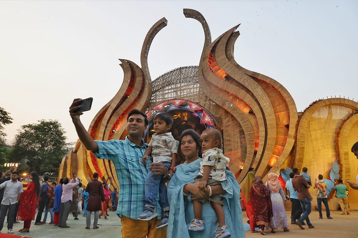 গত পূজায় ছেলের বয়স ছিল ২৯ দিন, এবার তাকে নিয়েই মণ্ডপে নয়নী