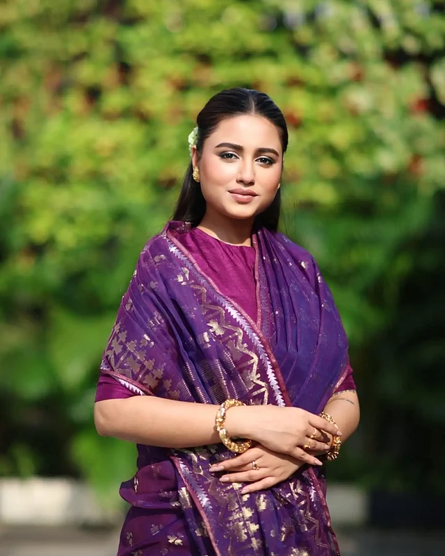 স্বস্তিকা দত্ত তাঁর পূজার শুরুতেই বেছে নিয়েছেন পার্পল গ্ল্যাম লুক। পরেছেন বেগুনি জামদানী শাড়ি। সঙ্গে একই রঙের  ব্লাউজ জুটি হয়েছে । 
