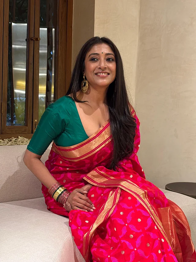 উজ্জ্বল ম্যাজেন্টা গোলাপি শাড়িতে উৎসবের আমেজ ছড়িয়েছেন অভিনেত্রী পাওলি দাম। এর সঙ্গে কনট্রাস্ট তৈরি করেছে পান্না-সবুজ ব্লাউজ। কানে বড় সোনালি চাঁদবালি, হাতে একগুচ্ছ চুড়ি—সব মিলিয়ে সাবেকি সাজে ধরা দিয়েছেন তিনি।