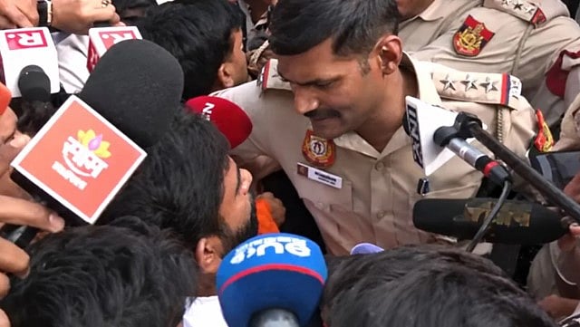 অভিজিৎ দিপকে ও নেহা বোরাকে আটক করেছে দিল্লি পুলিশ