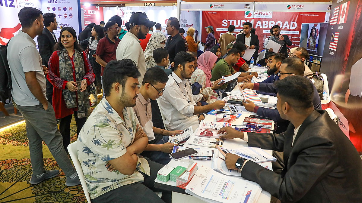 বিদেশে উচ্চশিক্ষার সুযোগ ও ভর্তিপ্রক্রিয়া সম্পর্কে বিভিন্ন শিক্ষাপ্রতিষ্ঠানের প্রতিনিধিদের কাছ থেকে বিস্তারিত জেনে নিচ্ছেন শিক্ষার্থীরা