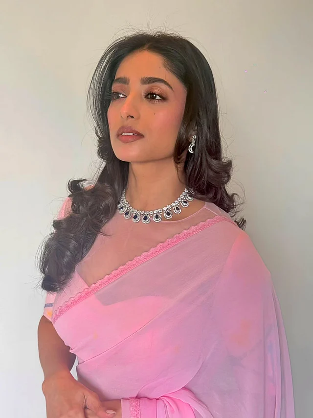 ঈশা সাহা পূজার সাজ শুরু করেছেন মোনোক্রম লুক দিয়ে। তিনি  স্নিগ্ধতার ম্যাজিক ছড়ালেন এই হালকা গোলাপি (বেবি পিঙ্ক) শিফন শাড়িতে। লুক সম্পূর্ণ করতে হালকা কার্ল করা খোলা চুলের সাথে বেছে নিয়েছেন জমকালো ডায়মন্ড নেকলেস ও ম্যাচিং দুল; আর সেজেছেন গ্ল্যামারাস  মেকআপে। 
