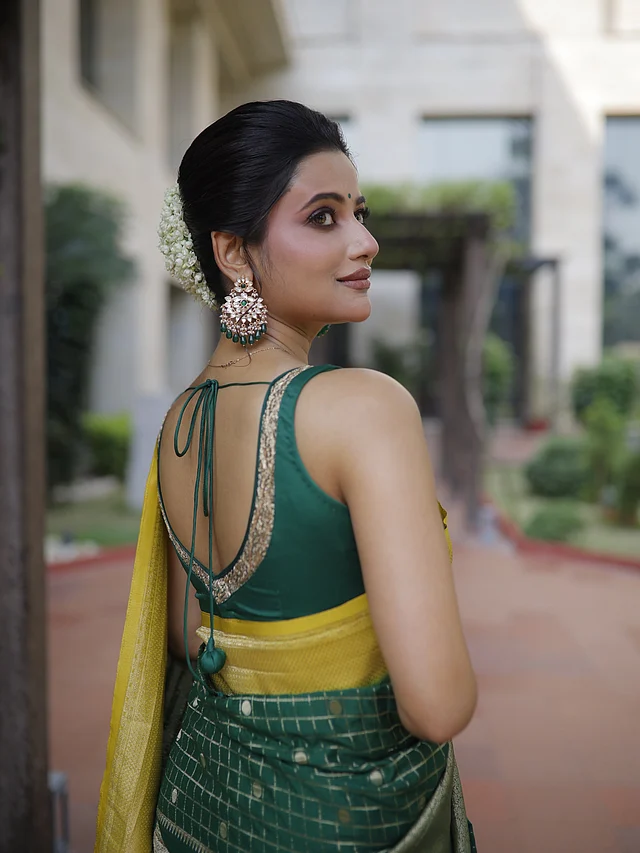 সঙ্গে ম্যাচিং সবুজ স্লিভলেস ব্লাউজ, কানে মানানসই স্টেটমেন্ট দুল আর চুলে খোঁপা—সব মিলিয়ে ঐতিহ্যবাহী পূজার সাজে ধরা দিয়েছেন তিনি।