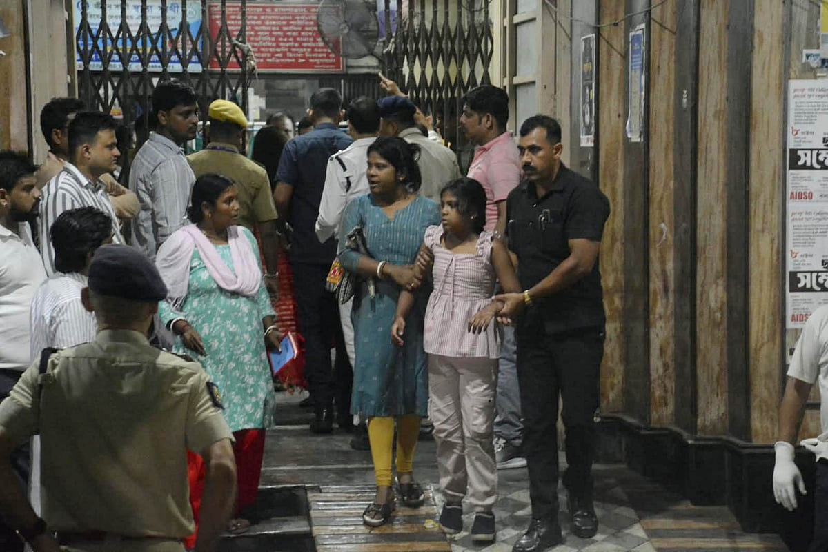 কলকাতায় পূজামণ্ডপে পদপিষ্ট হয়ে নারী, শিশুসহ নিহত ১৮, আহত ৩৭