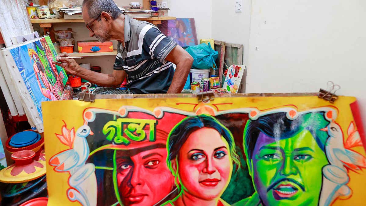 রিকশাচিত্রের আদলে আঁকা হচ্ছে বিভিন্ন চলচ্চিত্রের অভিনেতা-অভিনেত্রীর মুখচ্ছবি