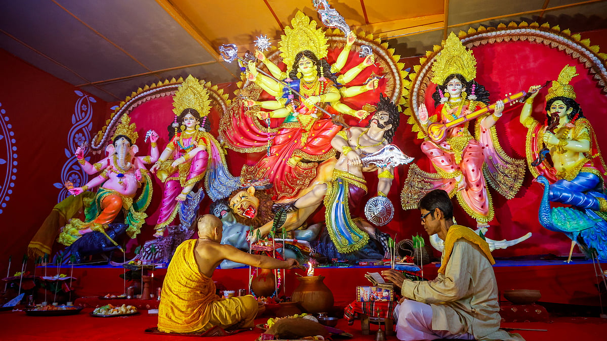 মহাসপ্তমীর সকালে শ্রীশ্রী রমনা কালীমন্দিরে পূজার প্রস্তুতি নিচ্ছেন পুরোহিত