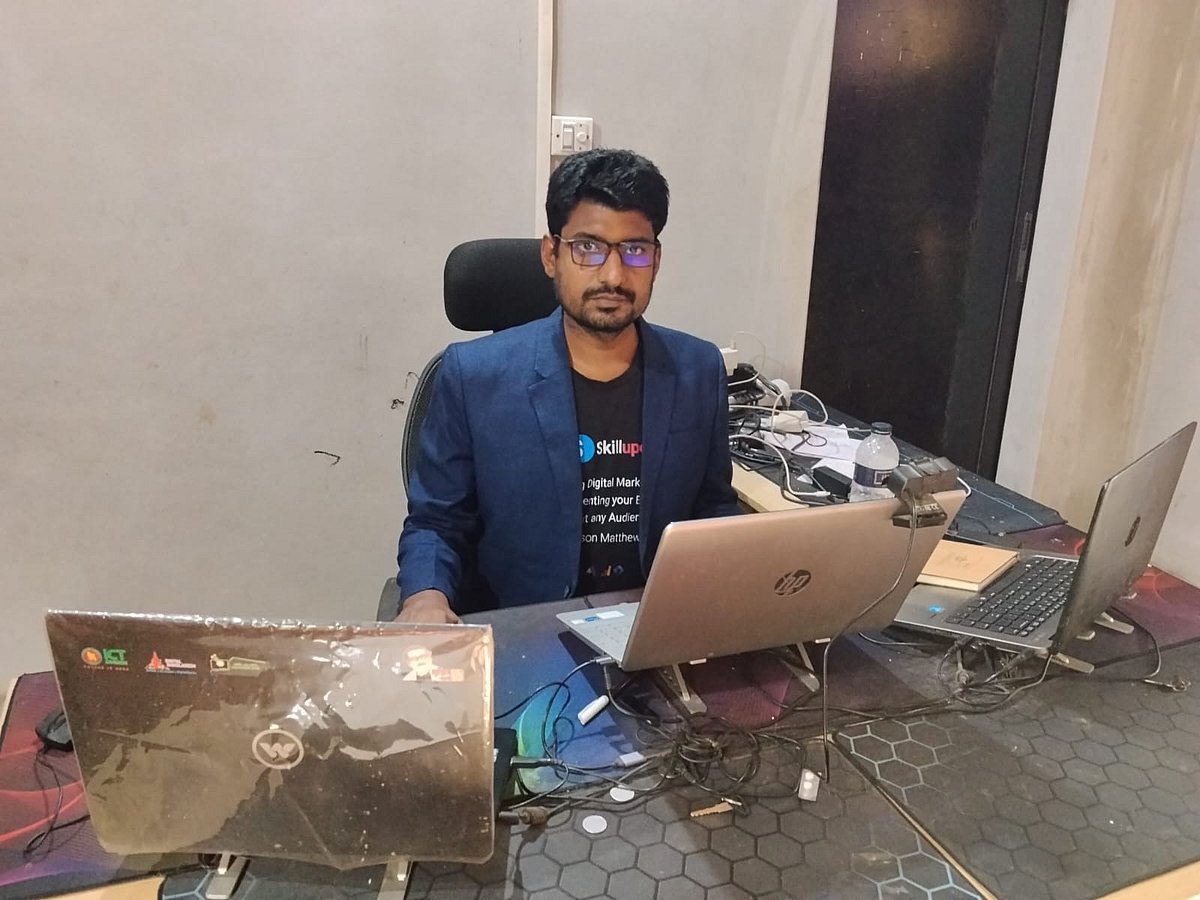 কখনো বাঁশের ডগায়, কখনো জানালার পাশে মোবাইল রেখে ফ্রিল্যান্সিং করেন কুড়িগ্রামের ফজলে এলাহী