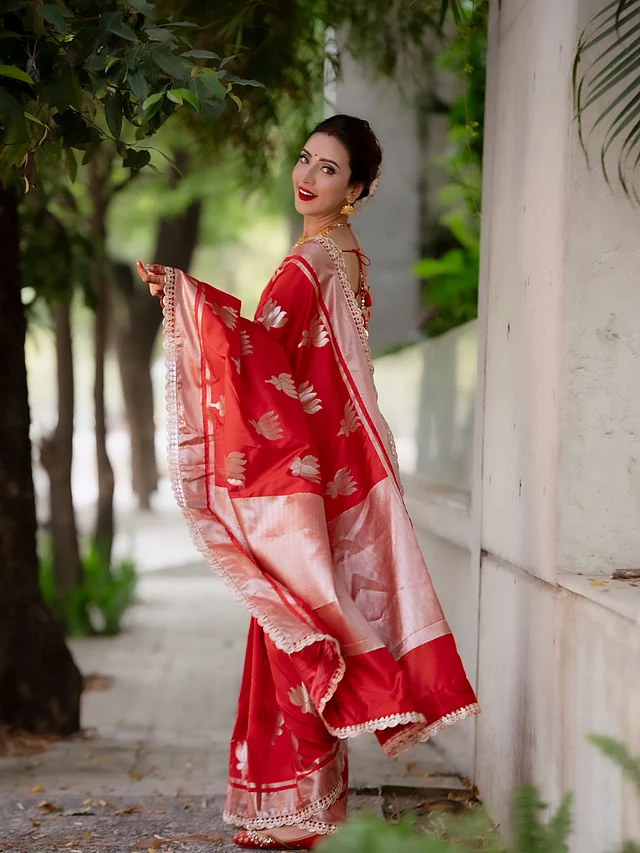 গাঢ় লাল জমিনে সোনালি সুতার সূক্ষ্ম কাজ শাড়িটিকে দিয়েছে আভিজাত্যের ছোঁয়া।