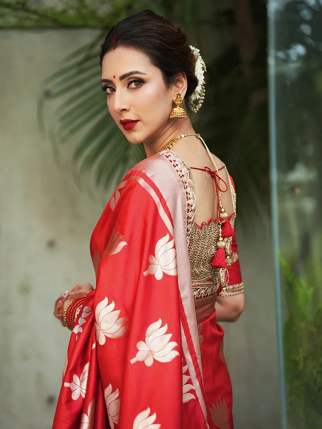 লাল বেনারসি, সোনালি গয়না, খোঁপায় সাদা ফুল আর লাল লিপস্টিক—চেনা অনুষঙ্গেই ধরা দিয়েছে বাঙালিয়ানার চিরন্তন সৌন্দর্য। 