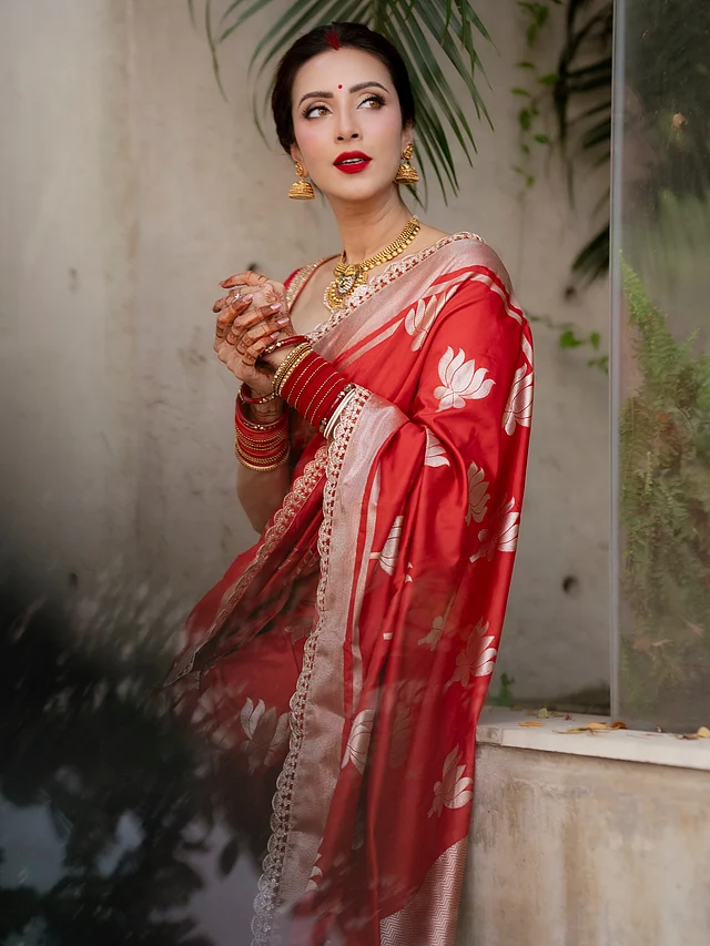 গয়নার ক্ষেত্রেও ঐতিহ্যবাহী সাজ বেছে নিয়েছেন মিম। 