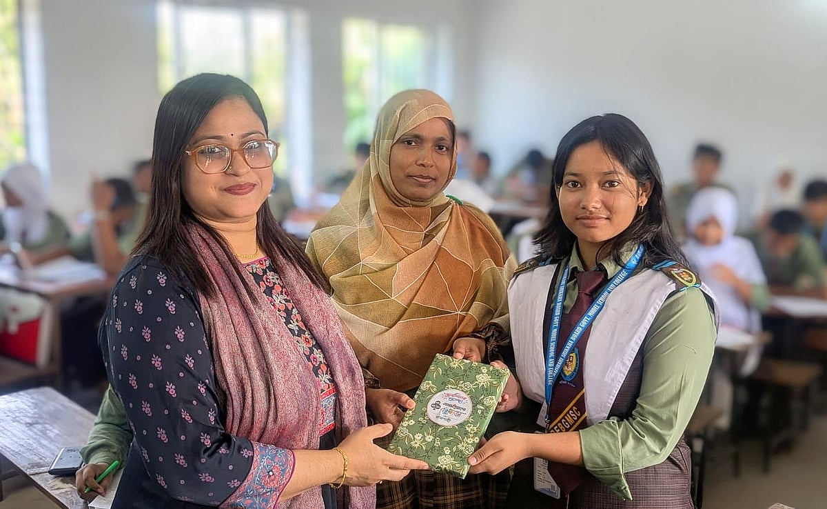 রাজশাহীতে প্রথম আলোর জন্মদিনে শিক্ষার্থীদের বই উপহার