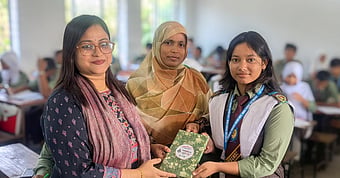 রাজশাহীতে প্রথম আলোর জন্মদিনে শিক্ষার্থীদের বই উপহার