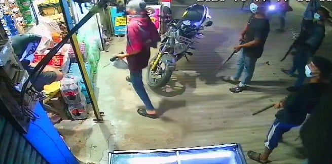 কারও হাতে বন্দুক, কারও টর্চলাইট, ২০ সেকেন্ডেই দোকানিকে গুলি