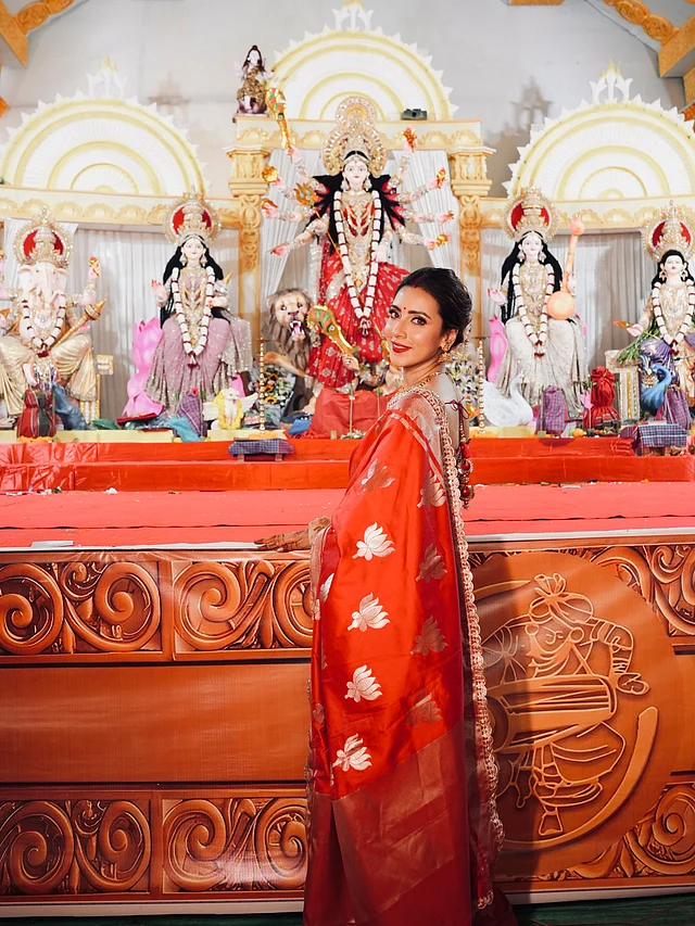 প্রতিমা দর্শনে পদ্ম মোটিফের লাল বেনারসিতে নজর কাড়লেন মিম