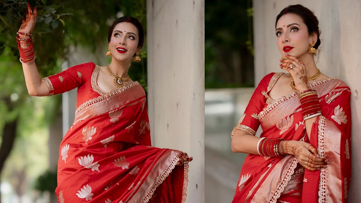 প্রতিমা দর্শনে পদ্ম মোটিফের লাল বেনারসিতে নজর কাড়লেন মিম