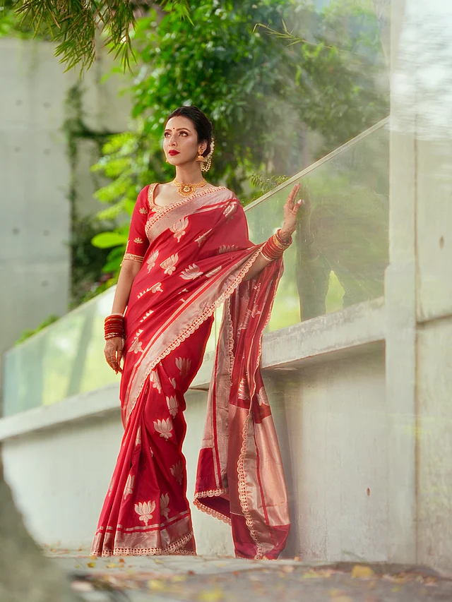 শাড়ির জমিন জুড়ে ছড়িয়ে আছে পদ্মফুলের মোটিফে সোনালি জরি সুতার কাজ। 