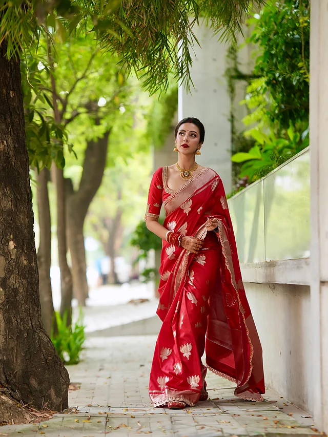 শাড়ির সঙ্গে মিলিয়ে পরেছেন লাল ব্লাউজ। 