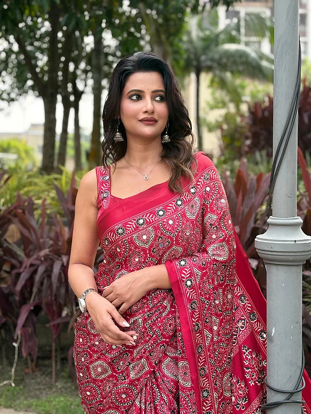 উষসী পূজার প্রথম দিন থেকেই ধরা দিচ্ছেন নানা ধরনের শাড়িতে। এর মধ্যে নজর কেড়েছে জমকালো লাল রঙের আজরাখ প্রিন্টের সিল্ক শাড়িটি। 