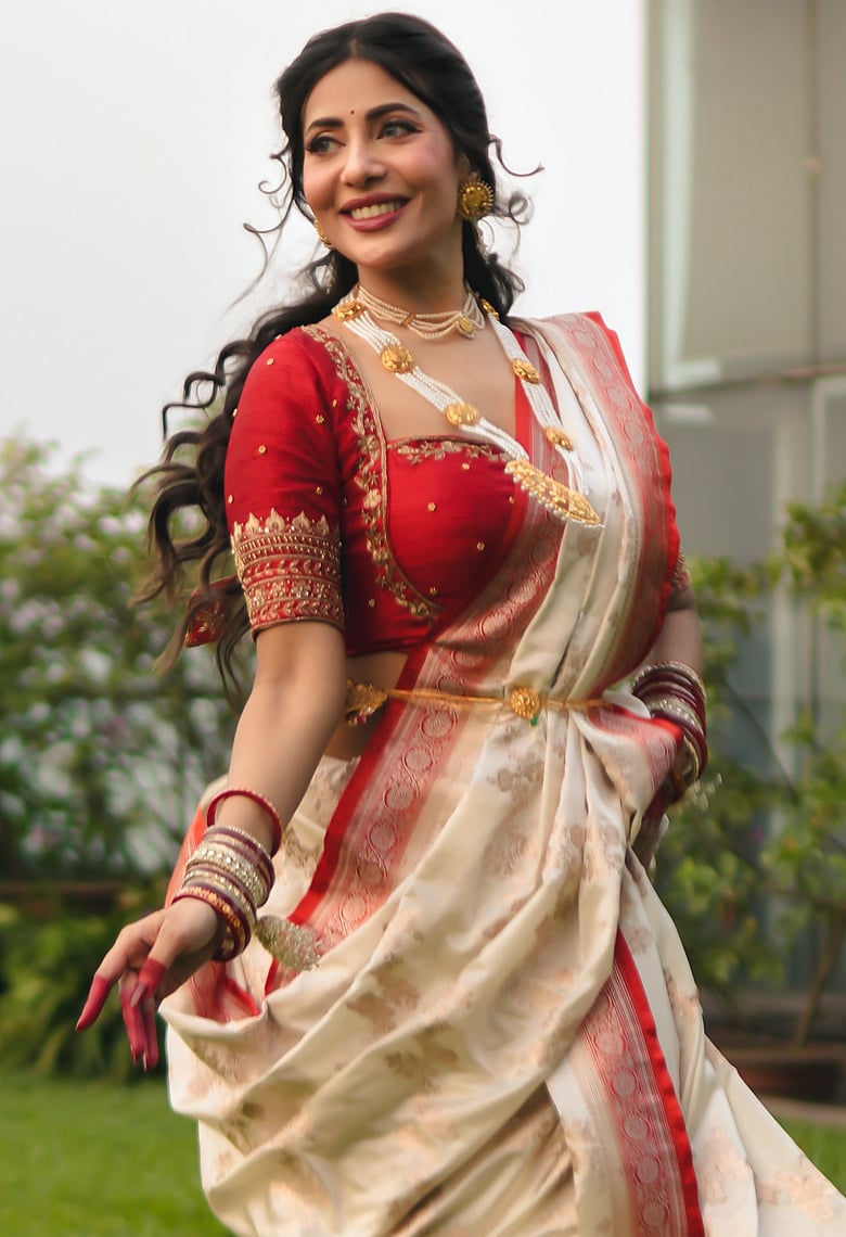 দশমীতে বাঙালি সাজের অনুপ্রেরণা হতে পারে সেমন্তীর এই লুক