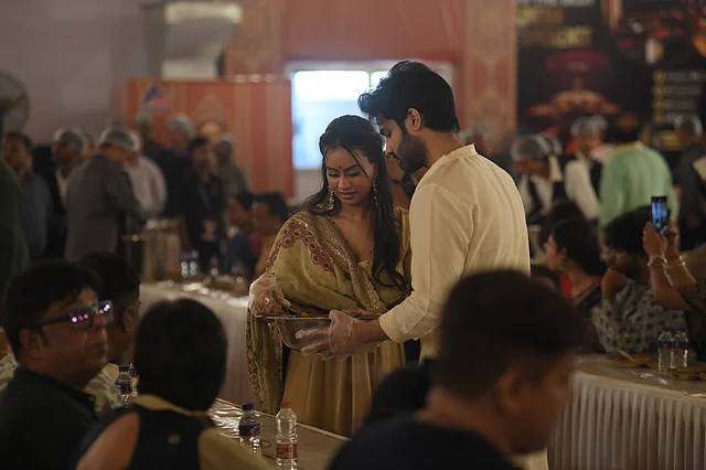 হাজারো মানুষ একসঙ্গে বসে সেই খাবার গ্রহণ করেন। 