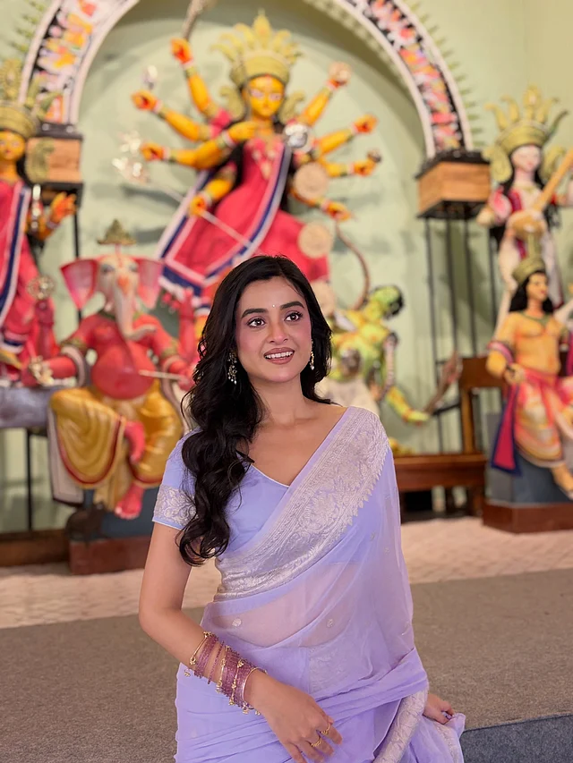 সিলভার পাড়ের ল্যাভেন্ডার শিফন শাড়ি আর ম্যাচিং ব্লাউজে দর্শনা যেন সাক্ষাৎ দেবী