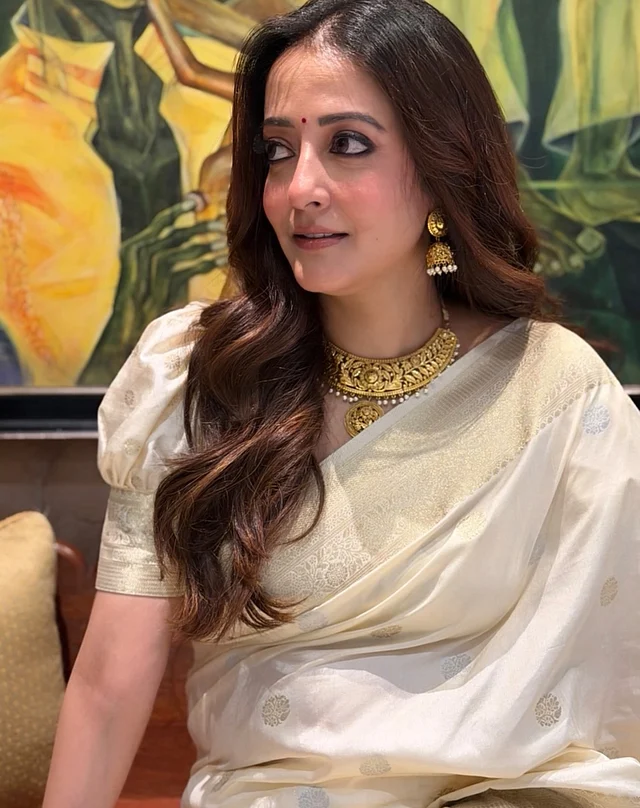  রাইমা সেন দুর্গাপূজার সাজে বেছে নিয়েছেন অফ-হোয়াইট -গোল্ড সিল্ক শাড়ি। সঙ্গে সোনার  চোকার ও ঝুমকা দুলে তাঁর সাজে ফুটে উঠেছে সাবেকিয়ানা। 
